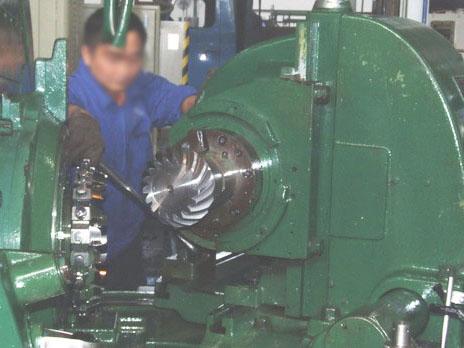 Spiral gear milling machine